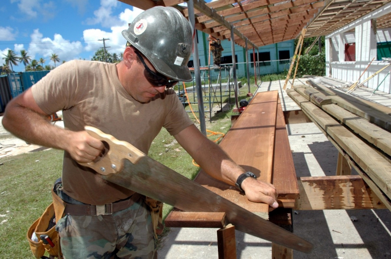 menuisier-TARADEAU-min_worker_construction_building_carpenter_male_job_build_helmet-893290